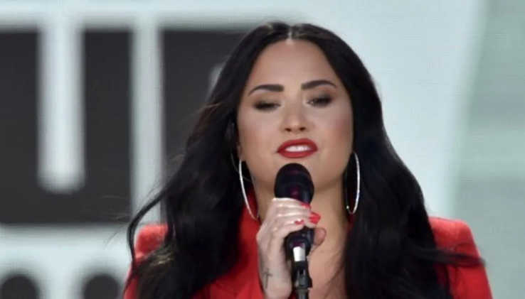 Demi Lovato reviews stunning 'outsider experience'